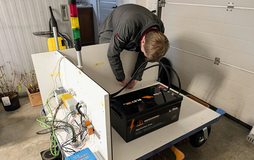 a men connecting the litime 48v 100ah battery at the Hochschule Bielefeld event