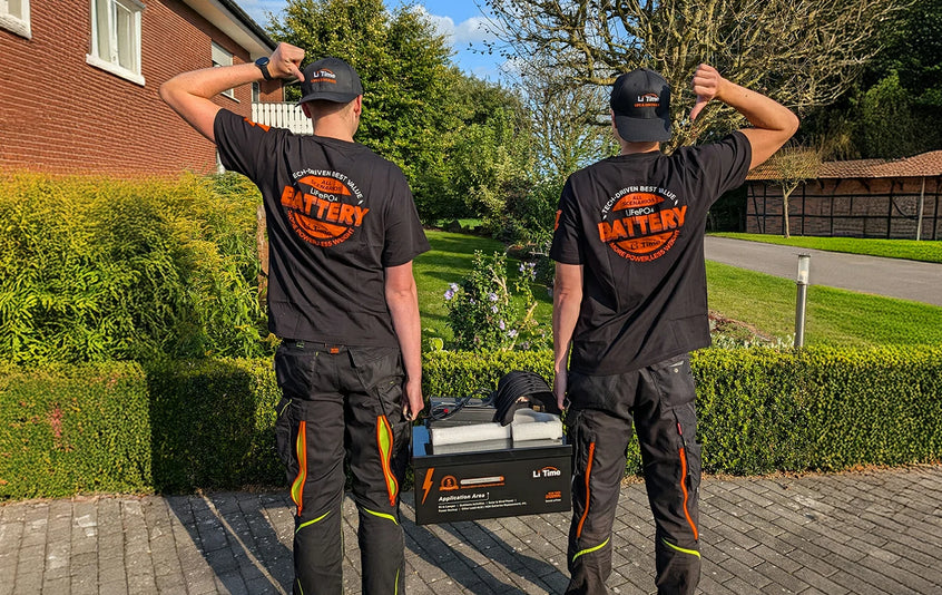 two men in LiTime t-shirts stand with a battery at the Hochschule Bielefeld event